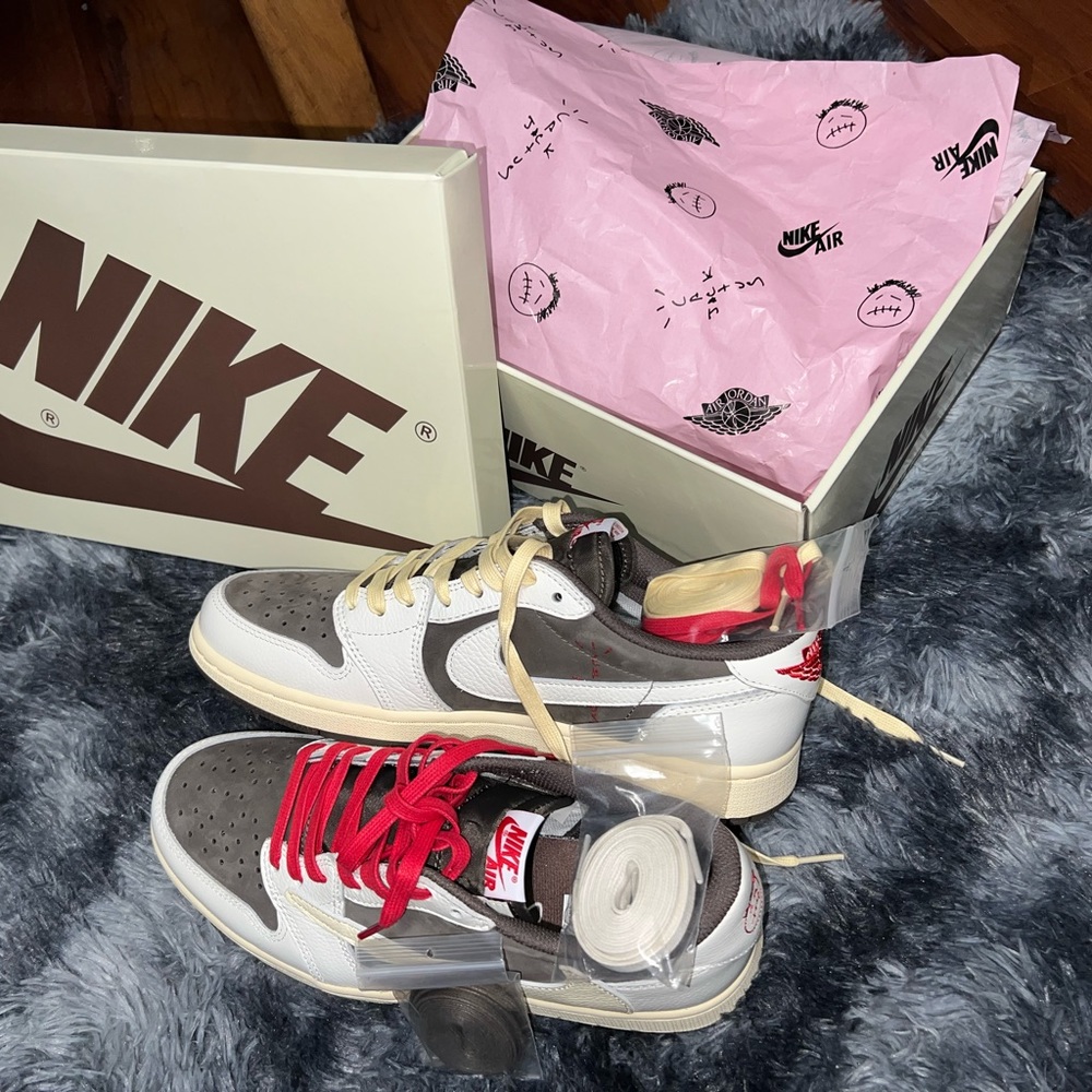 Jordan 1 Retro Low OG SP
Travis Scott Reverse Mocha